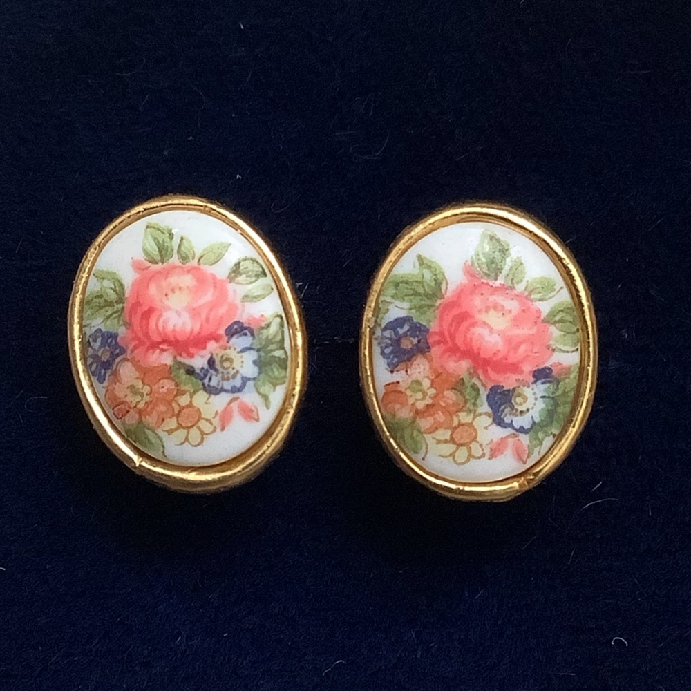 Vintage dainty floral earrings